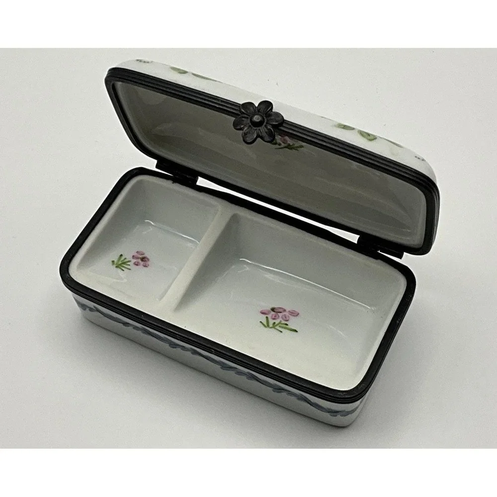 Limoges Peint Main Porcelain Hinged Floral Trinket Pill Box 3 3/8